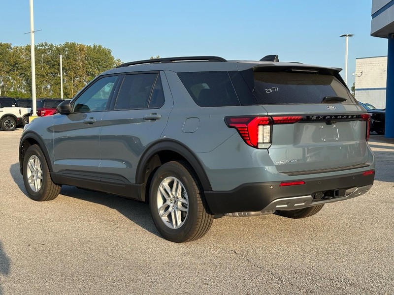 Ford Explorer Vehicle Full-screen Gallery Image 3