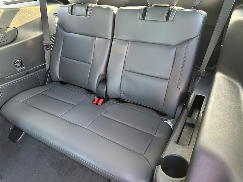 Ford Explorer Vehicle Full-screen Gallery Image 5