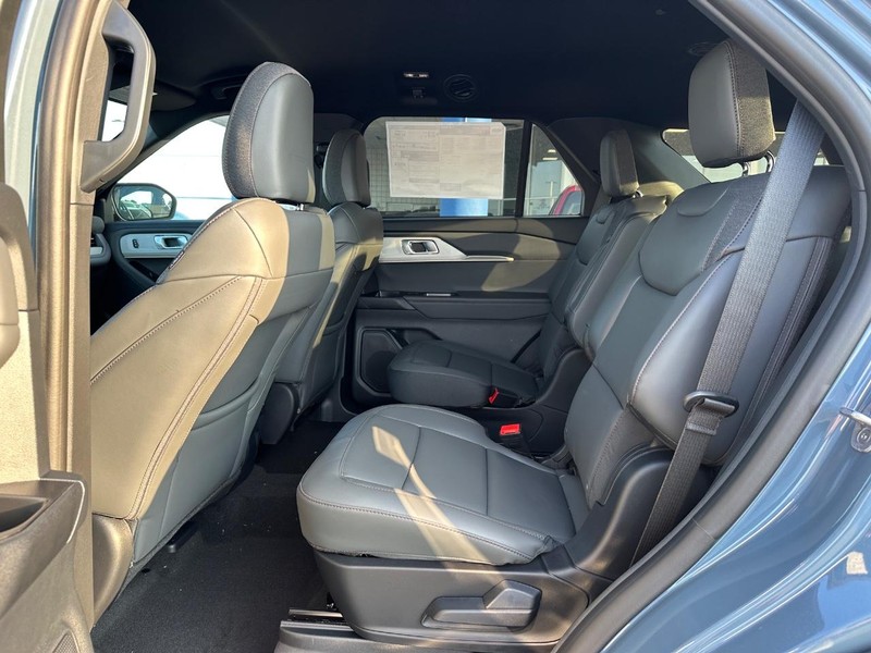 Ford Explorer Vehicle Full-screen Gallery Image 6