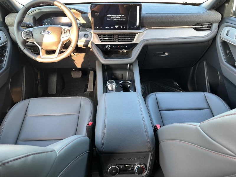 Ford Explorer Vehicle Full-screen Gallery Image 7