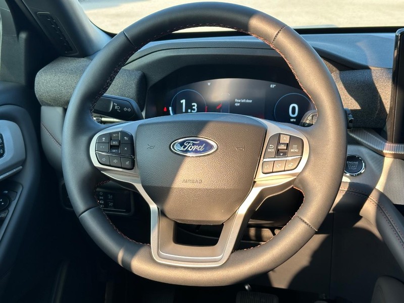 Ford Explorer Vehicle Full-screen Gallery Image 8