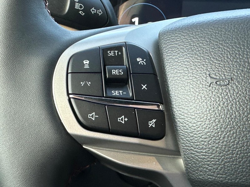 Ford Explorer Vehicle Full-screen Gallery Image 9