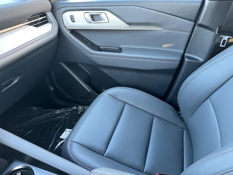 Ford Explorer Vehicle Full-screen Gallery Image 16