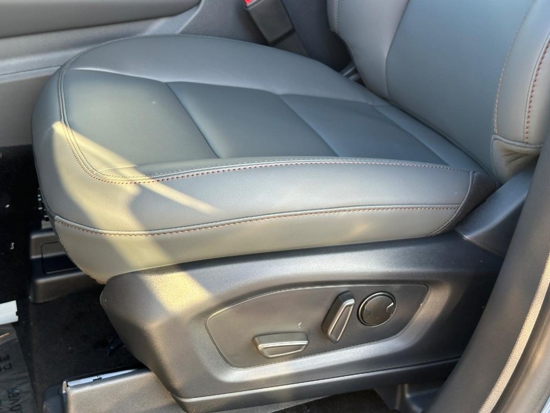Ford Explorer Vehicle Full-screen Gallery Image 17