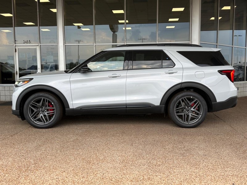Ford Explorer Vehicle Full-screen Gallery Image 2
