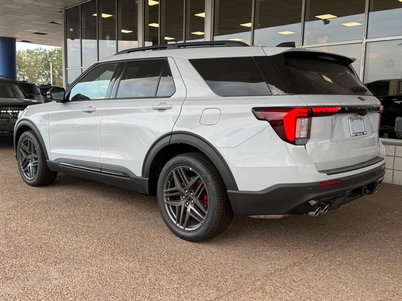 Ford Explorer Vehicle Full-screen Gallery Image 3