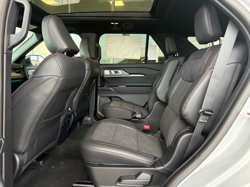 Ford Explorer Vehicle Full-screen Gallery Image 6