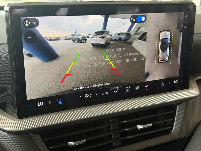 Ford Explorer Vehicle Full-screen Gallery Image 14