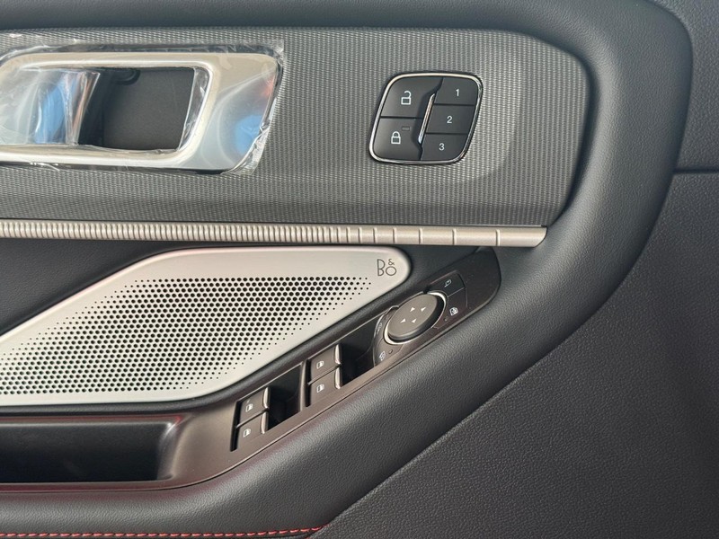 Ford Explorer Vehicle Full-screen Gallery Image 20