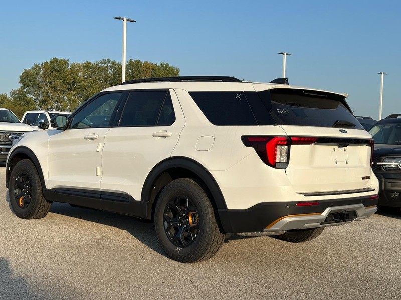 Ford Explorer Vehicle Full-screen Gallery Image 3