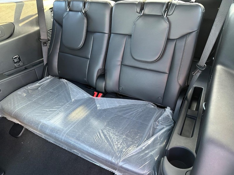 Ford Explorer Vehicle Full-screen Gallery Image 5