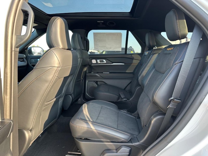 Ford Explorer Vehicle Full-screen Gallery Image 6
