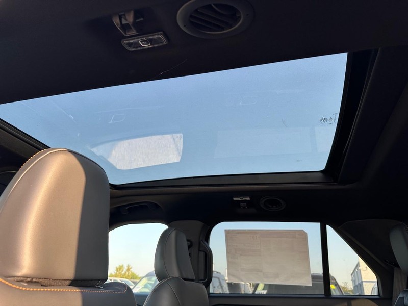 Ford Explorer Vehicle Full-screen Gallery Image 7
