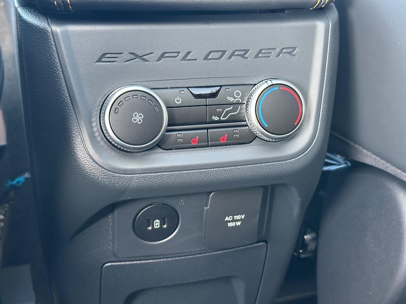 Ford Explorer Vehicle Full-screen Gallery Image 8