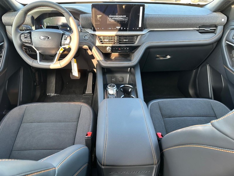 Ford Explorer Vehicle Full-screen Gallery Image 9