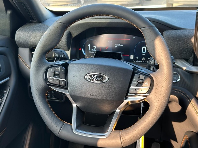 Ford Explorer Vehicle Full-screen Gallery Image 10