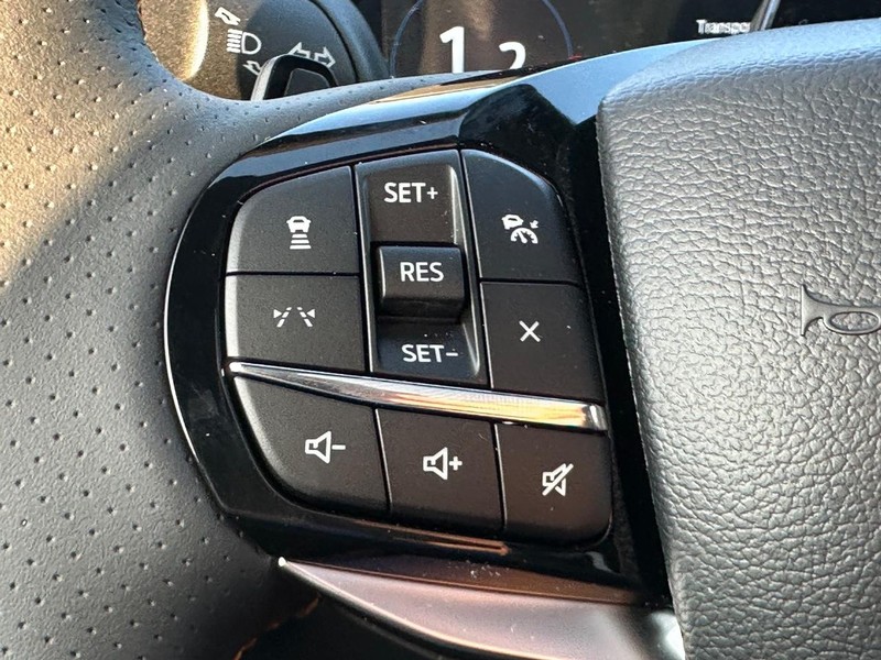 Ford Explorer Vehicle Full-screen Gallery Image 11