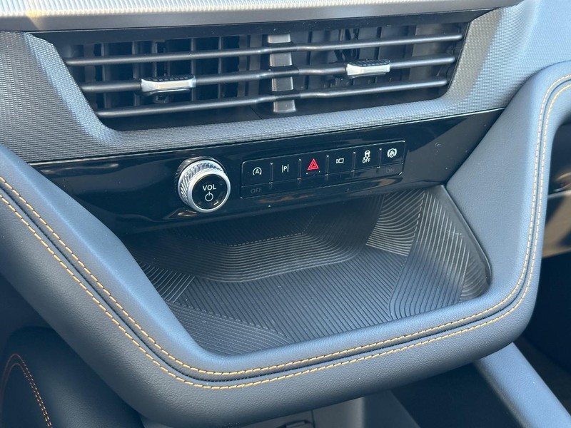 Ford Explorer Vehicle Full-screen Gallery Image 16