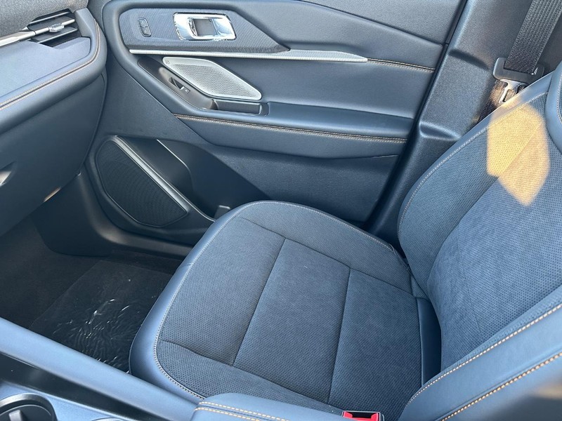 Ford Explorer Vehicle Full-screen Gallery Image 18