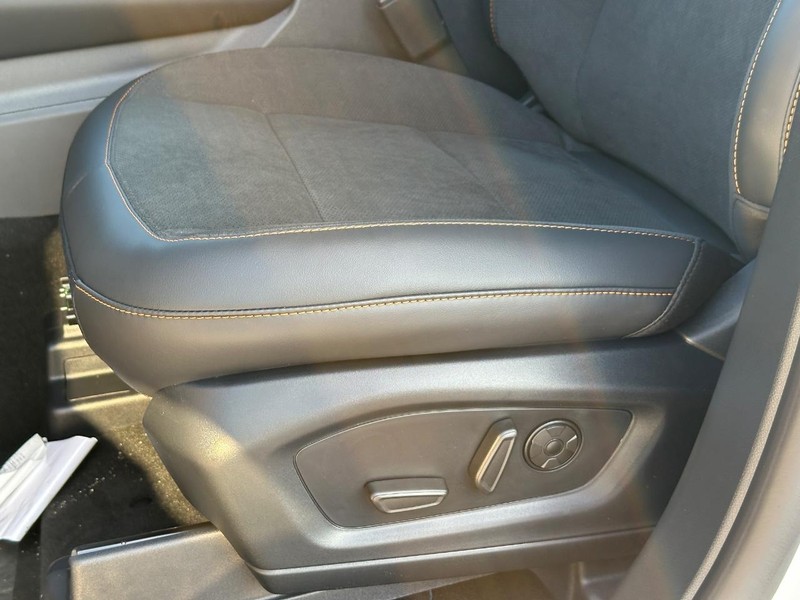 Ford Explorer Vehicle Full-screen Gallery Image 21
