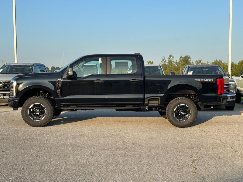 Ford Super Duty F-250 SRW Vehicle Full-screen Gallery Image 2
