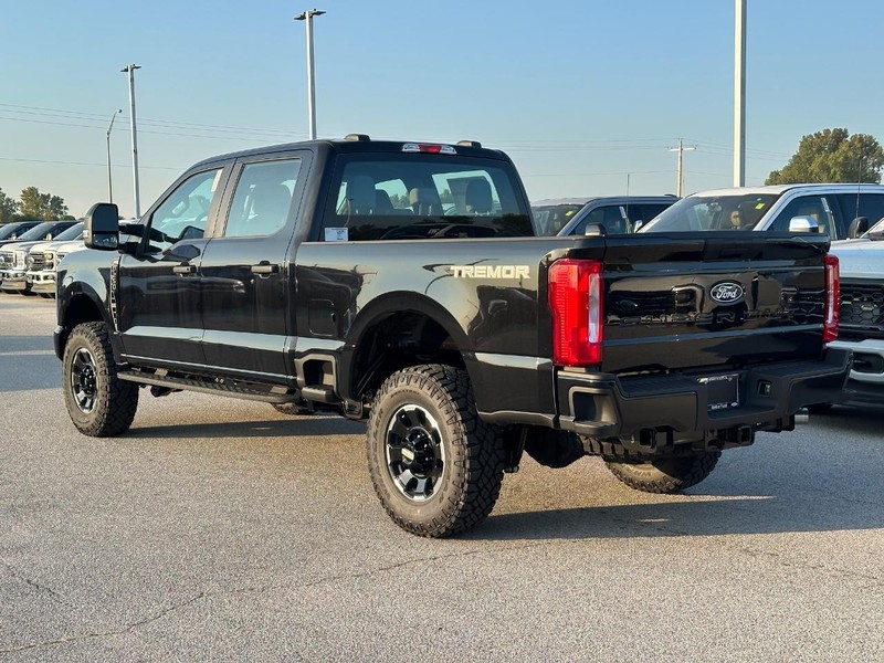Ford Super Duty F-250 SRW Vehicle Full-screen Gallery Image 3