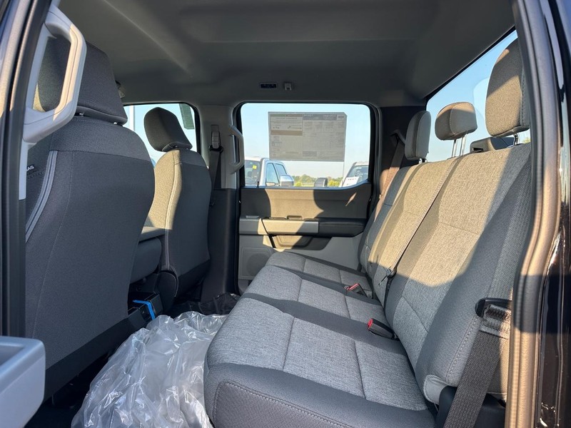 Ford Super Duty F-250 SRW Vehicle Full-screen Gallery Image 5