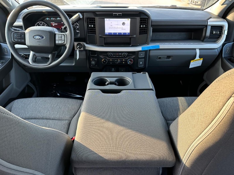 Ford Super Duty F-250 SRW Vehicle Full-screen Gallery Image 6