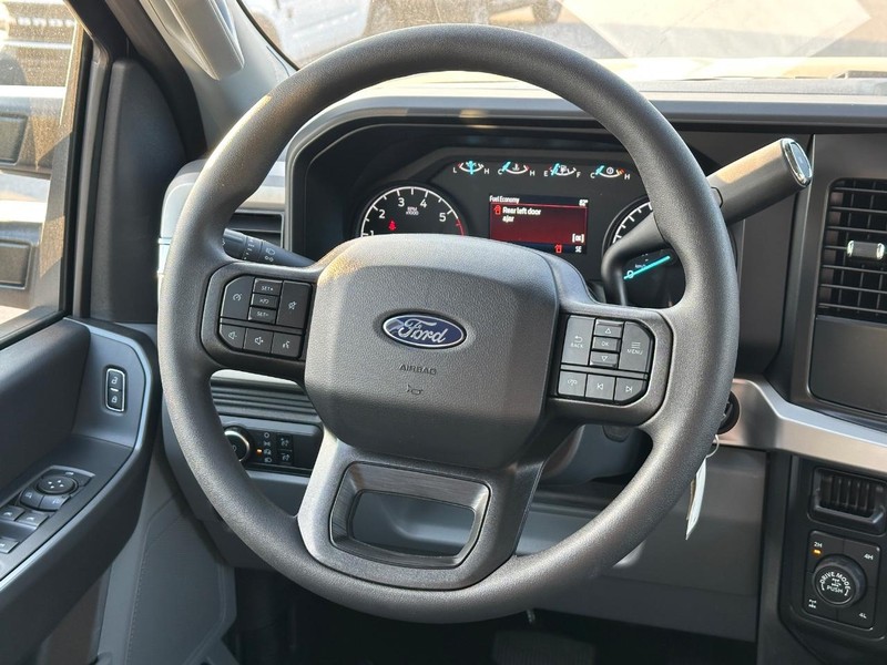 Ford Super Duty F-250 SRW Vehicle Full-screen Gallery Image 7