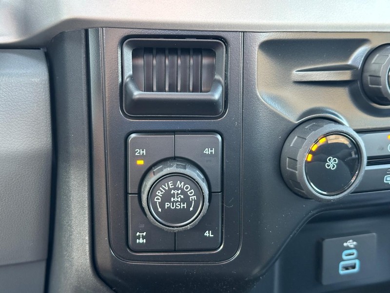 Ford Super Duty F-250 SRW Vehicle Full-screen Gallery Image 12