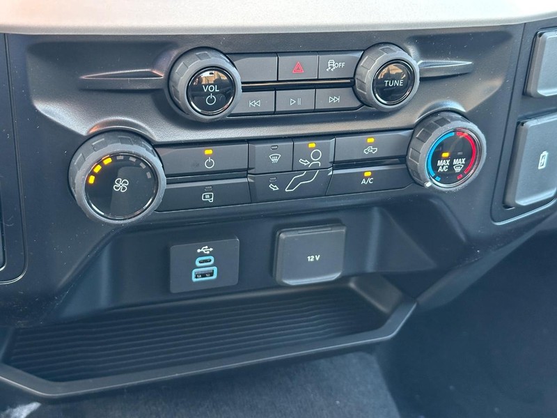 Ford Super Duty F-250 SRW Vehicle Full-screen Gallery Image 13