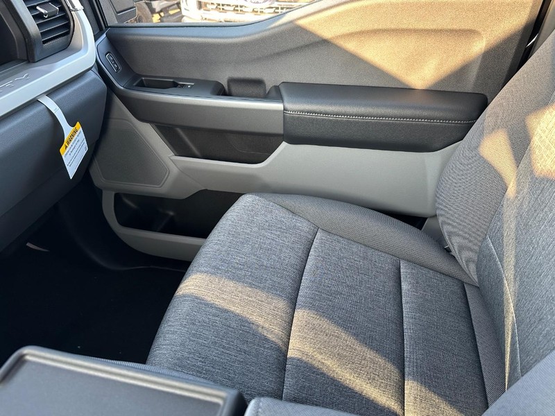 Ford Super Duty F-250 SRW Vehicle Full-screen Gallery Image 15
