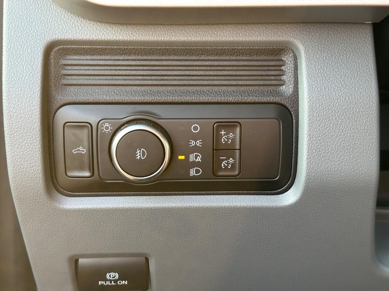 Ford Super Duty F-250 SRW Vehicle Full-screen Gallery Image 16