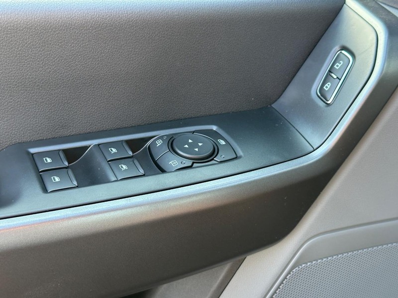 Ford Super Duty F-250 SRW Vehicle Full-screen Gallery Image 17