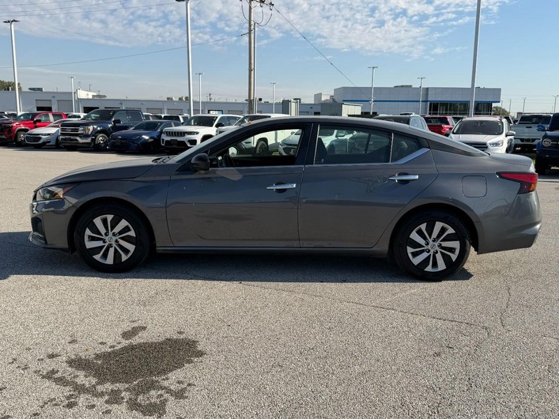 Nissan Altima Vehicle Full-screen Gallery Image 2