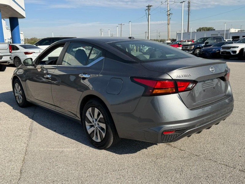 Nissan Altima Vehicle Full-screen Gallery Image 3