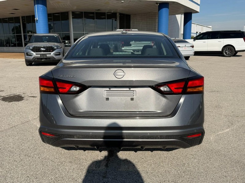 Nissan Altima Vehicle Full-screen Gallery Image 4