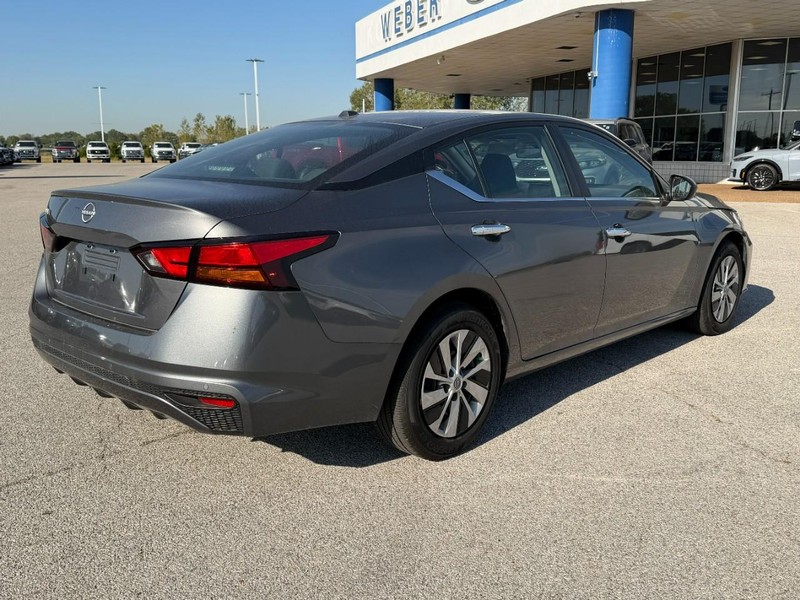 Nissan Altima Vehicle Full-screen Gallery Image 5