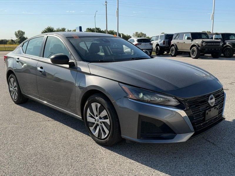 Nissan Altima Vehicle Full-screen Gallery Image 7
