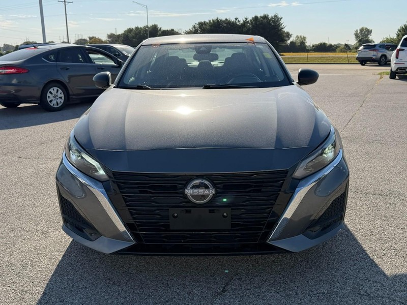 Nissan Altima Vehicle Full-screen Gallery Image 8