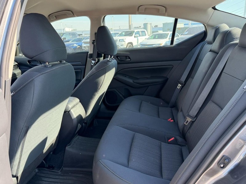 Nissan Altima Vehicle Full-screen Gallery Image 9