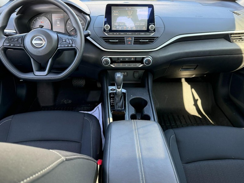 Nissan Altima Vehicle Full-screen Gallery Image 10