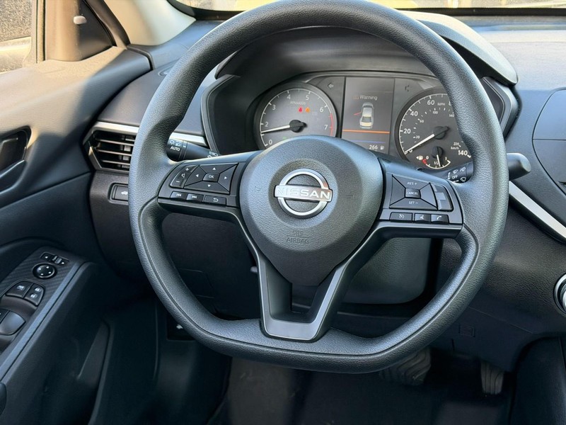 Nissan Altima Vehicle Full-screen Gallery Image 11