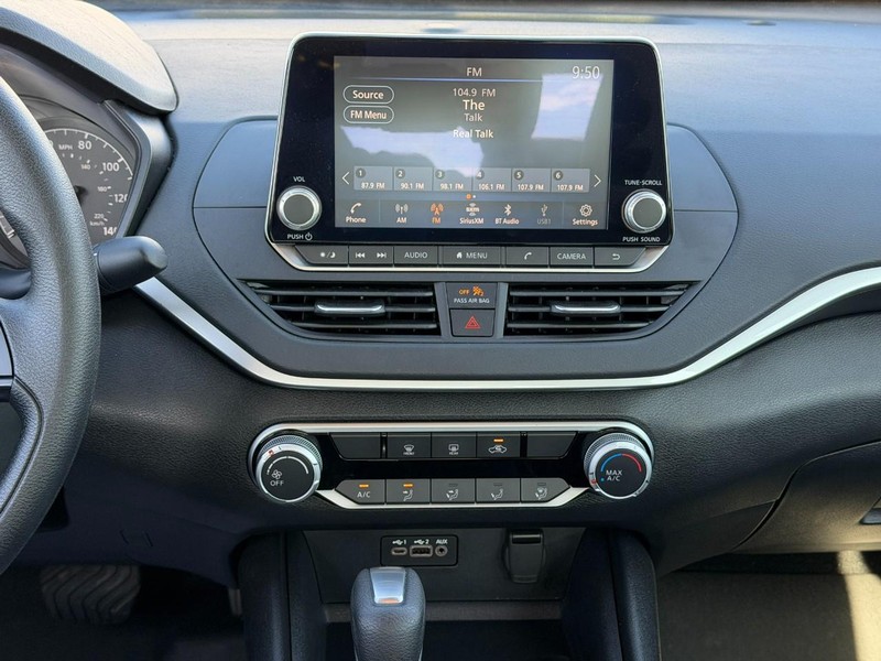 Nissan Altima Vehicle Full-screen Gallery Image 12