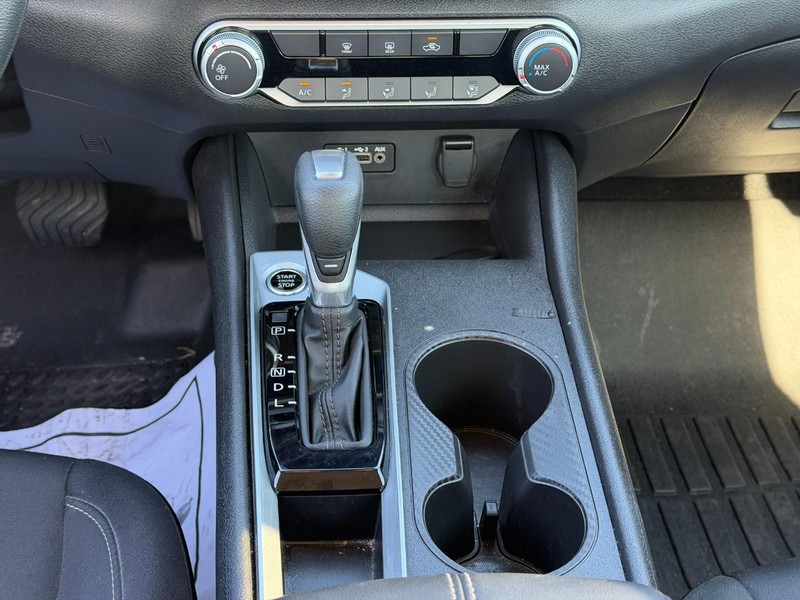 Nissan Altima Vehicle Full-screen Gallery Image 13
