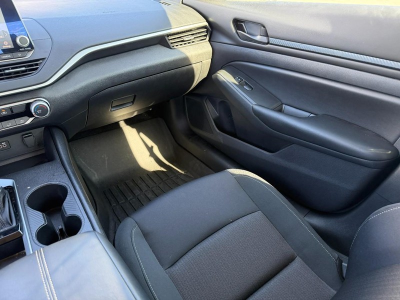 Nissan Altima Vehicle Full-screen Gallery Image 14
