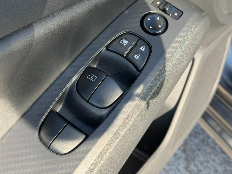 Nissan Altima Vehicle Full-screen Gallery Image 15