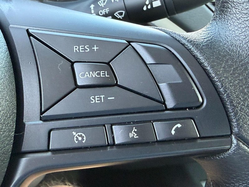 Nissan Altima Vehicle Full-screen Gallery Image 18