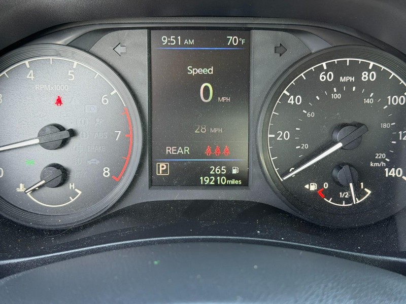 Nissan Altima Vehicle Full-screen Gallery Image 19