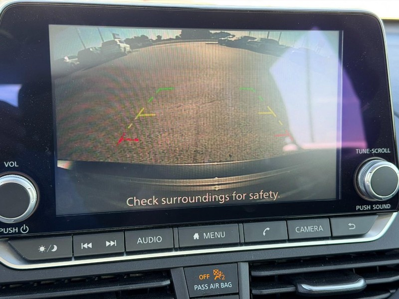 Nissan Altima Vehicle Full-screen Gallery Image 20